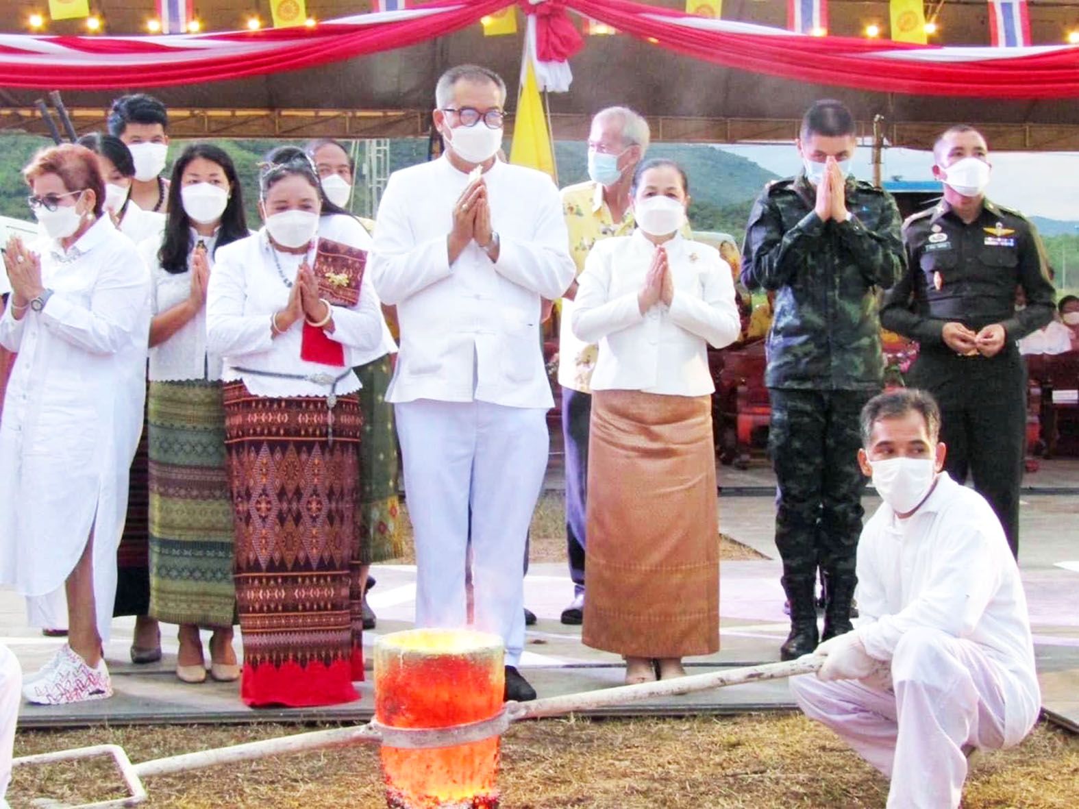  ชาวประจวบฯนับพันคนร่วมเททองหล่อรูปเหมือนขุนรองปลัดชู  รำลึกวีรกรรมอันห้าวหาญ