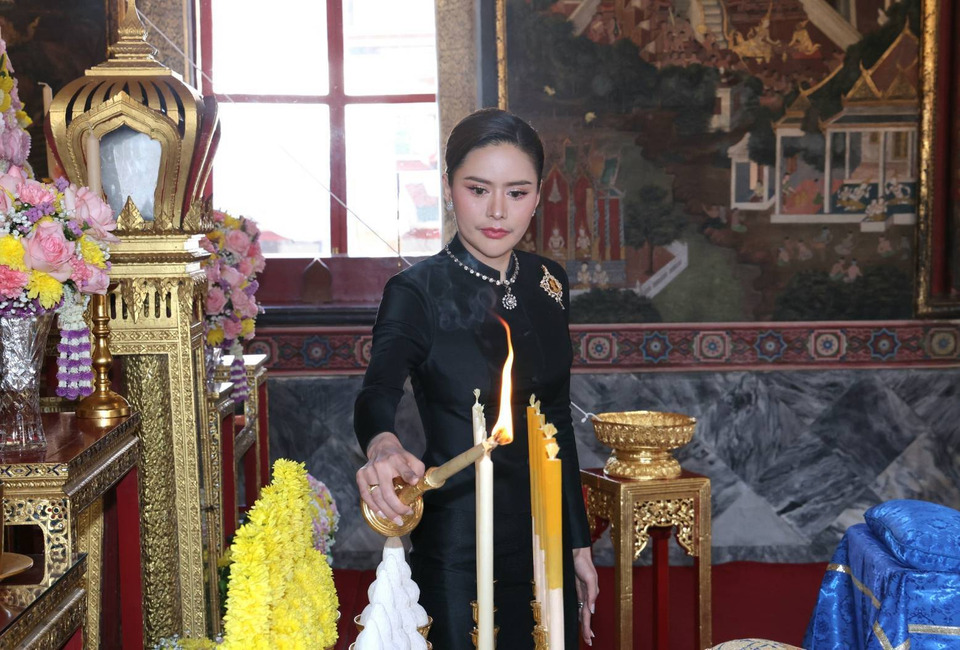 ผู้แทนพระองค์ ไปในพิธียกฉัตรขึ้นประดิษฐานเหนือพระพุทธมงคลชินสีห์วชิรมุนี วัดสระเกศ 