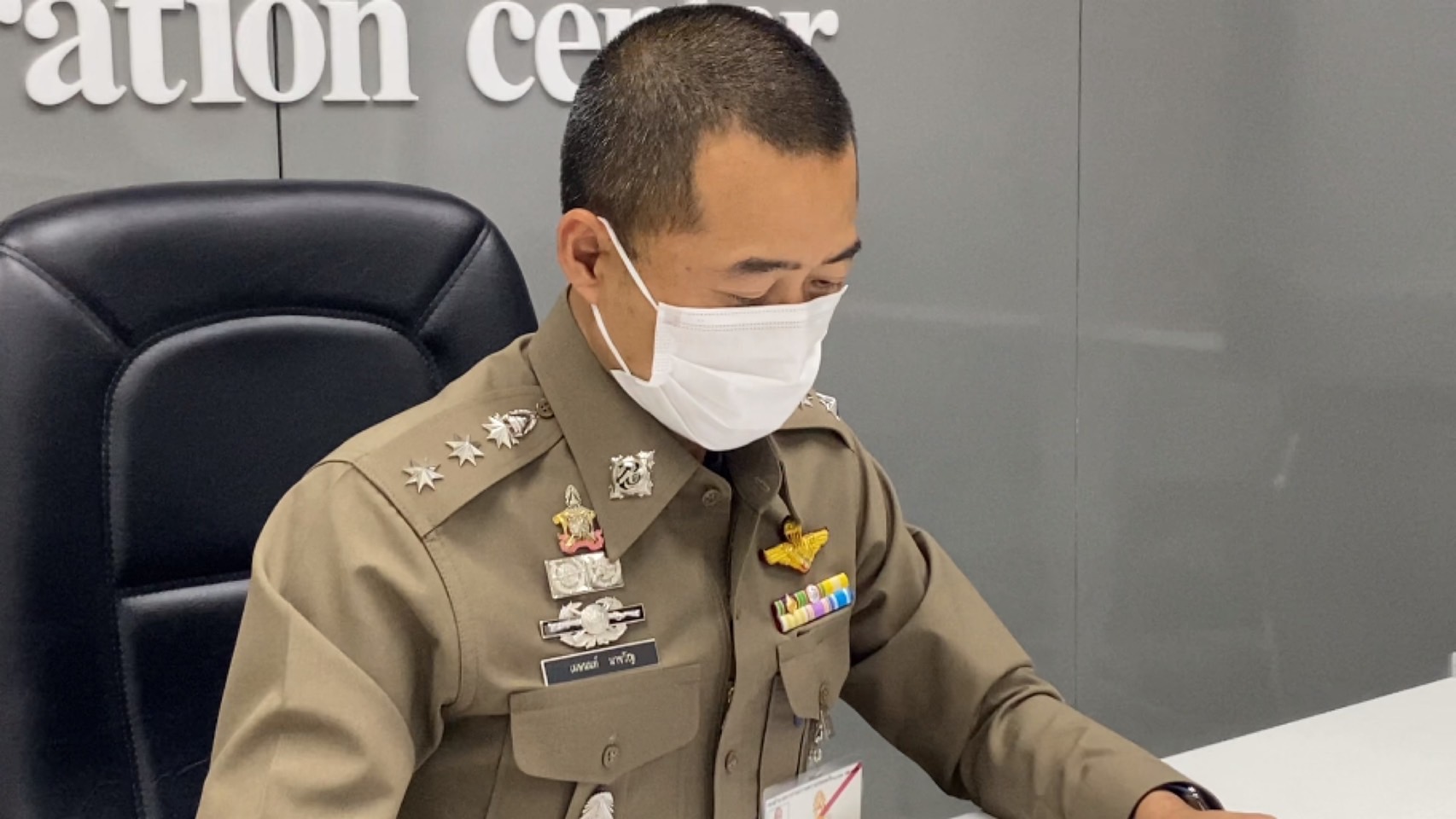  ผกก.รัตนาธิเบศร์เผยชาวบ้านที่ได้รับผลกระทบจากน้ำท่วมสามารถเข้าแจ้งความเอาผิดผู้รับเหมารถไฟฟ้าสีชมพูได้