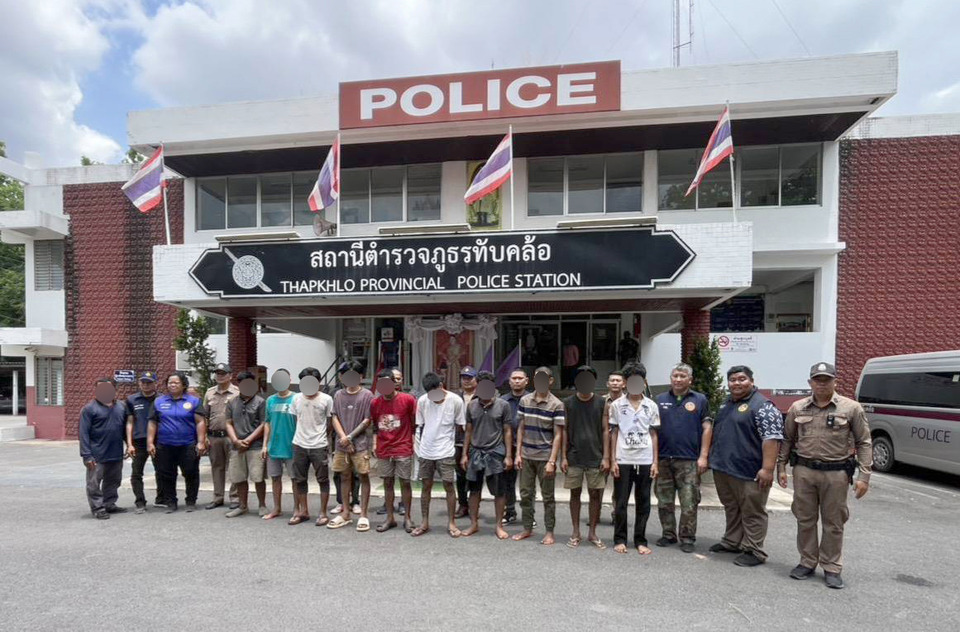 ตำรวจ สภ.ทับคล้อ รวบ 21 แรงงานเมียนมาหลบหนีเข้าเมือง! ซุกป่าข้างทางพิจิตร คาดนายหน้าทิ้งหนีหลังเจอด่านตรวจเข้ม