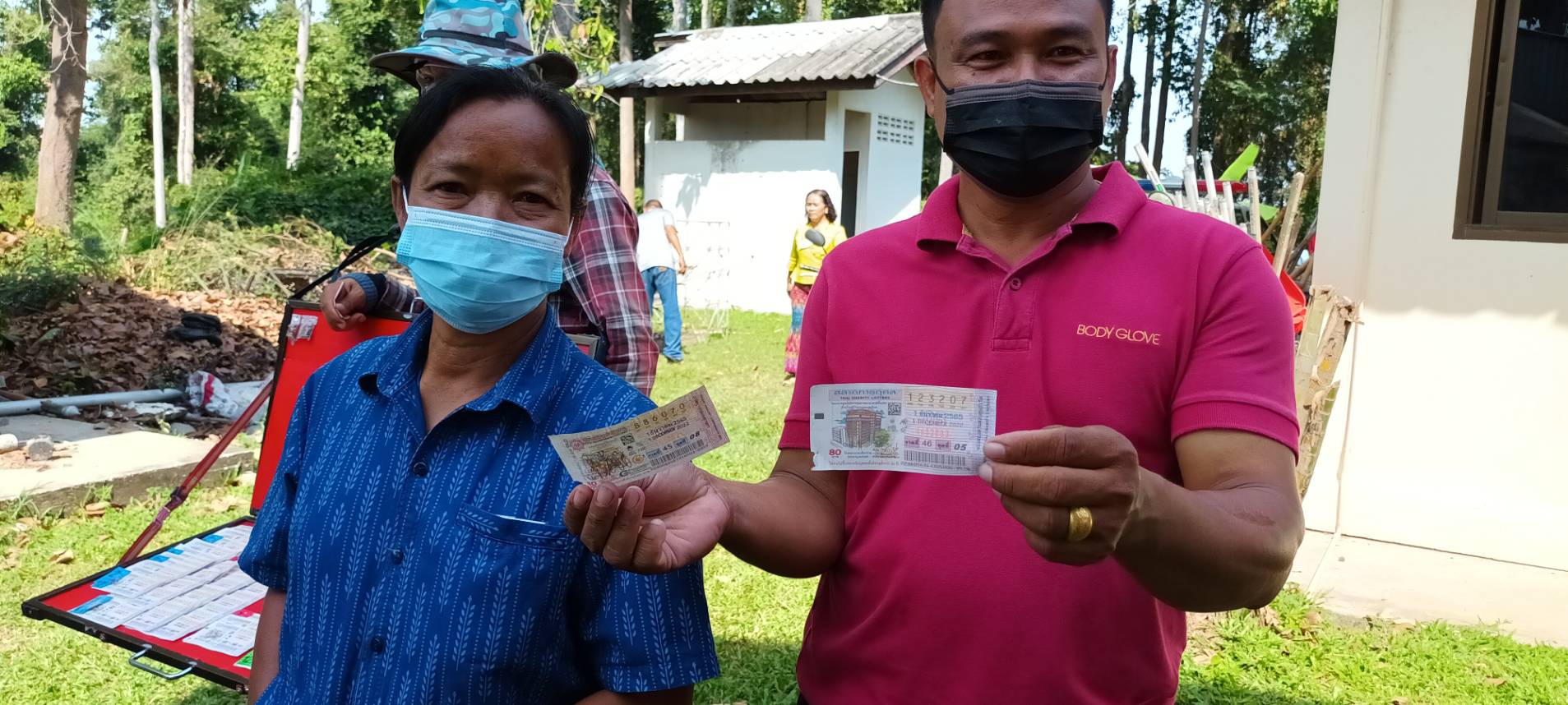 นายก อบต.ไผ่ อ.รัตนบุรี จ.สุรินทร์ทำบุญใหญ่ นักเสี่ยงโชคจ้องส่องตัวเลขในบาตรน้ำมนต์ ลุ้นกันโค้งสุดท้ายวันนี้