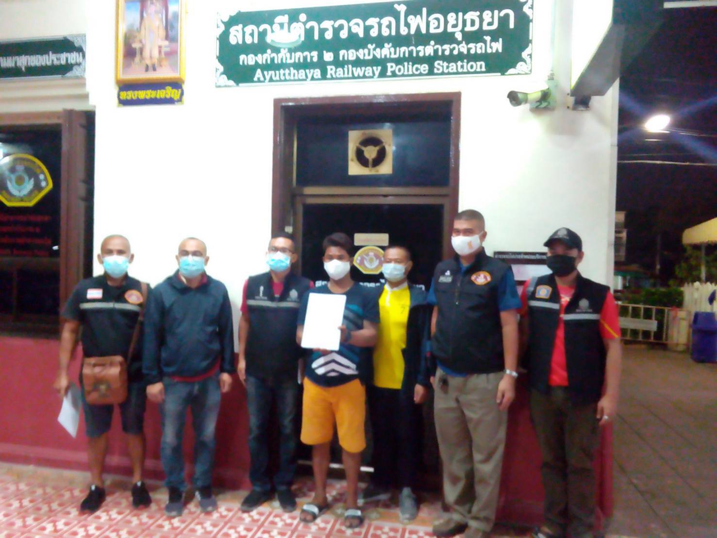 จับโจ๋ฝั่งธนยกพวกตีกันกลางลานวัดสู​ สู้ไม่ได้ขักปืนยิงเจ็บ