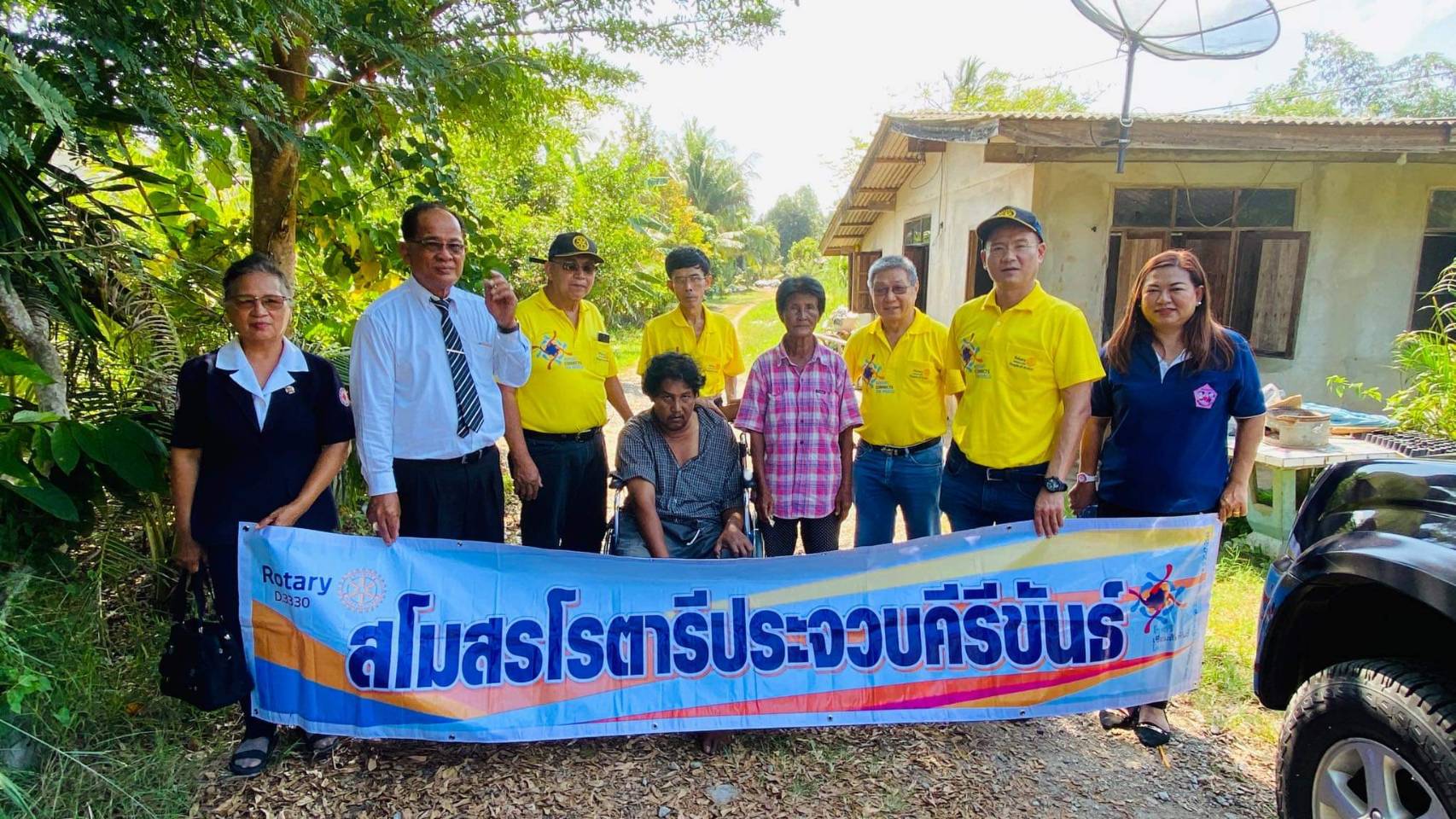 สโมสรโรตารีประจวบคีรีขันธ์ร่วมกับหลายหน่วยงาน มอบรถวีลแชร์ให้ผู้พิการ 