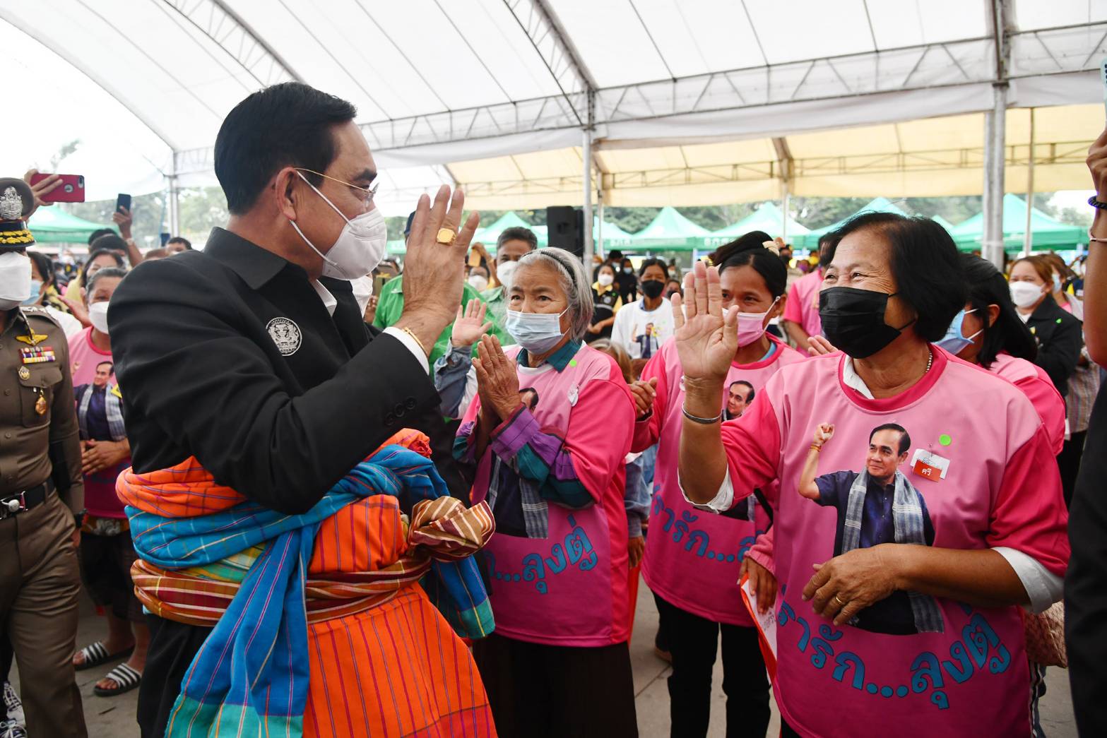 “บิ๊กตู่” ปลุกใจ “เลือดสุพรรณมาด้วยกัน จะไปกับสุพรรณ” บอกเป็นนายกฯ ของประเทศไทย ยัน ไม่เคยแบ่งแยกคนจน-รวย วอนอย่าฟังบิดเบือน 