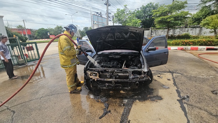 หวิดย่างสดสาวอุบล รถเก๋งติดแก๊สไฟลัดวงจรไหม้ห้องเครื่องเสียหาย 