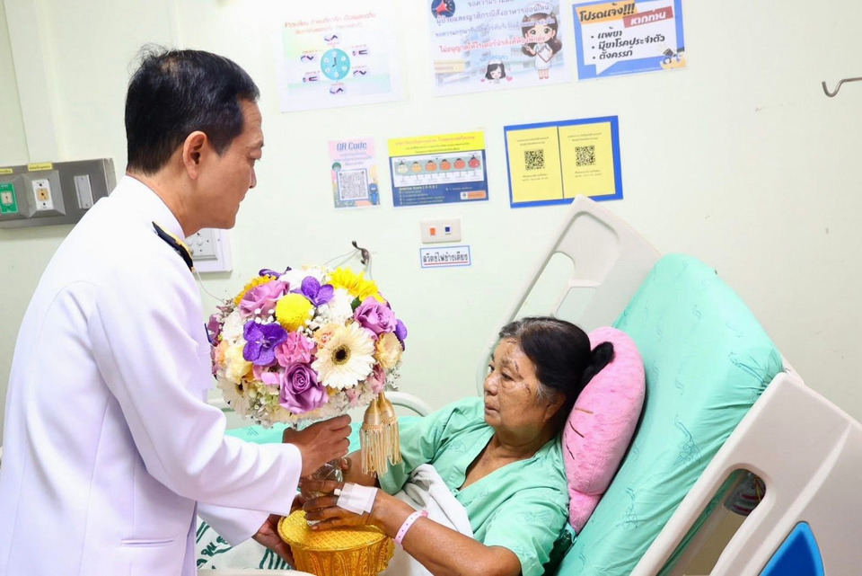ในหลวงพระราชทานดอกไม้–สิ่งของแก่ผู้บาดเจ็บเหตุเครนตกทับรถไฟ ผู้ว่าฯ ศรีสะเกษเชิญมอบ