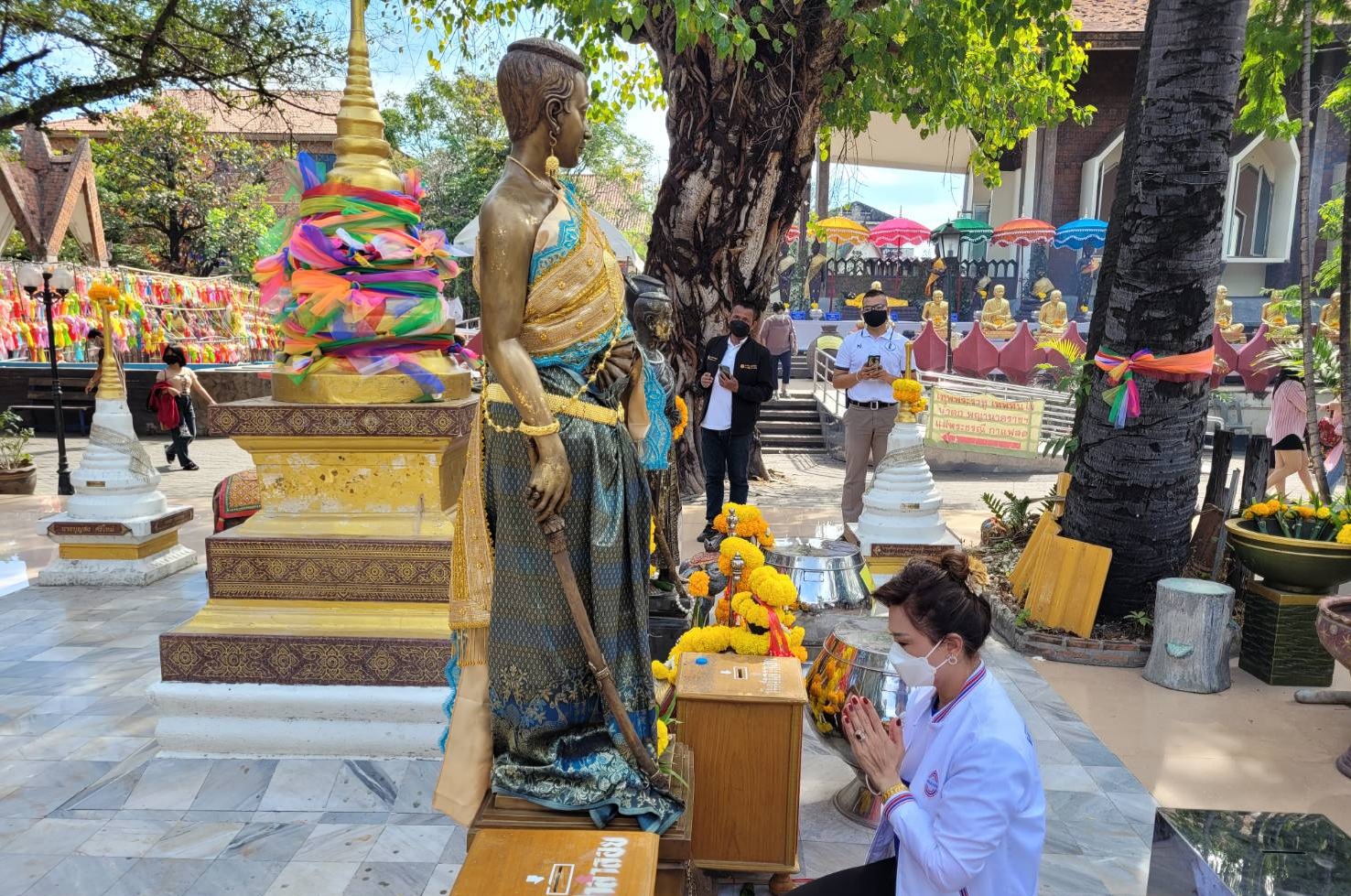 "สรัลรัศมิ์" ไหว้ขอพรย่าโมขอทำงานให้สำเร็จ ยึดเป็นแบบอย่างถึงเป็นหญิงแต่เข้มแข็ง เด็ดเดี่ยว ไม่แพ้ชาย
