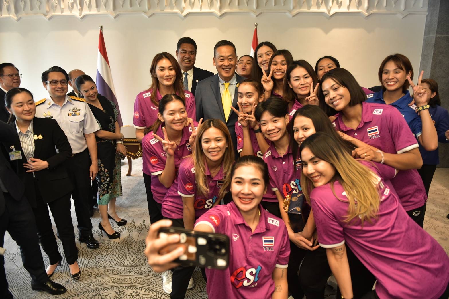 นายกฯ ให้กำลังใจนักกีฬาวอลเลย์บอลหญิงทีมชาติไทย ขอให้สุขภาพแข็งแรง - ผ่านรอบคัดเลือกโอลิมปิก 2024 