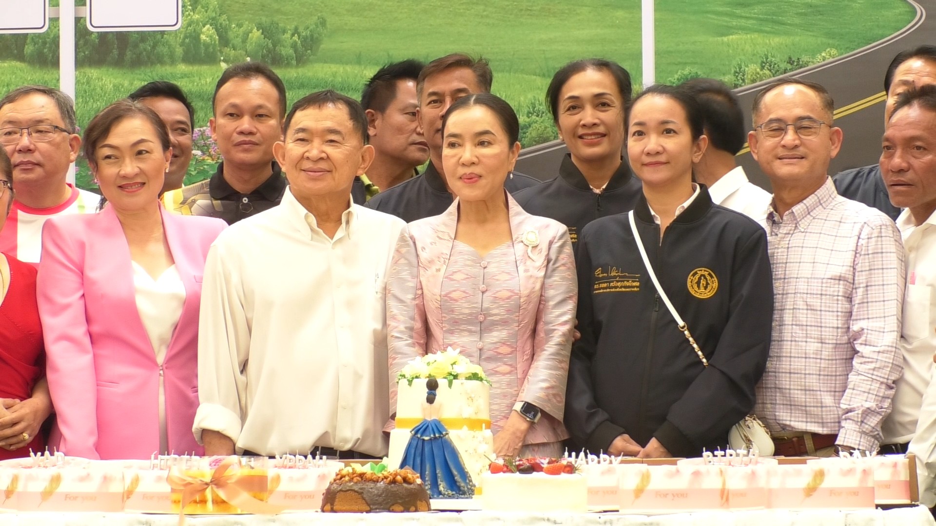 คนโคราชนับพันเเห่อวยพรวันเกิด “นายกหน่อย” หญิงเก่งเมืองย่าโม