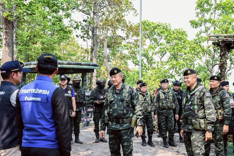 “ผู้บัญชาการกองกำลังนเรศวร” ลงพื้นที่ชายแดน ไทย-เมียนมา ตรวจความพร้อมทหาร รับมือสถานการณ์สู้รบฝั่งเมียนมา