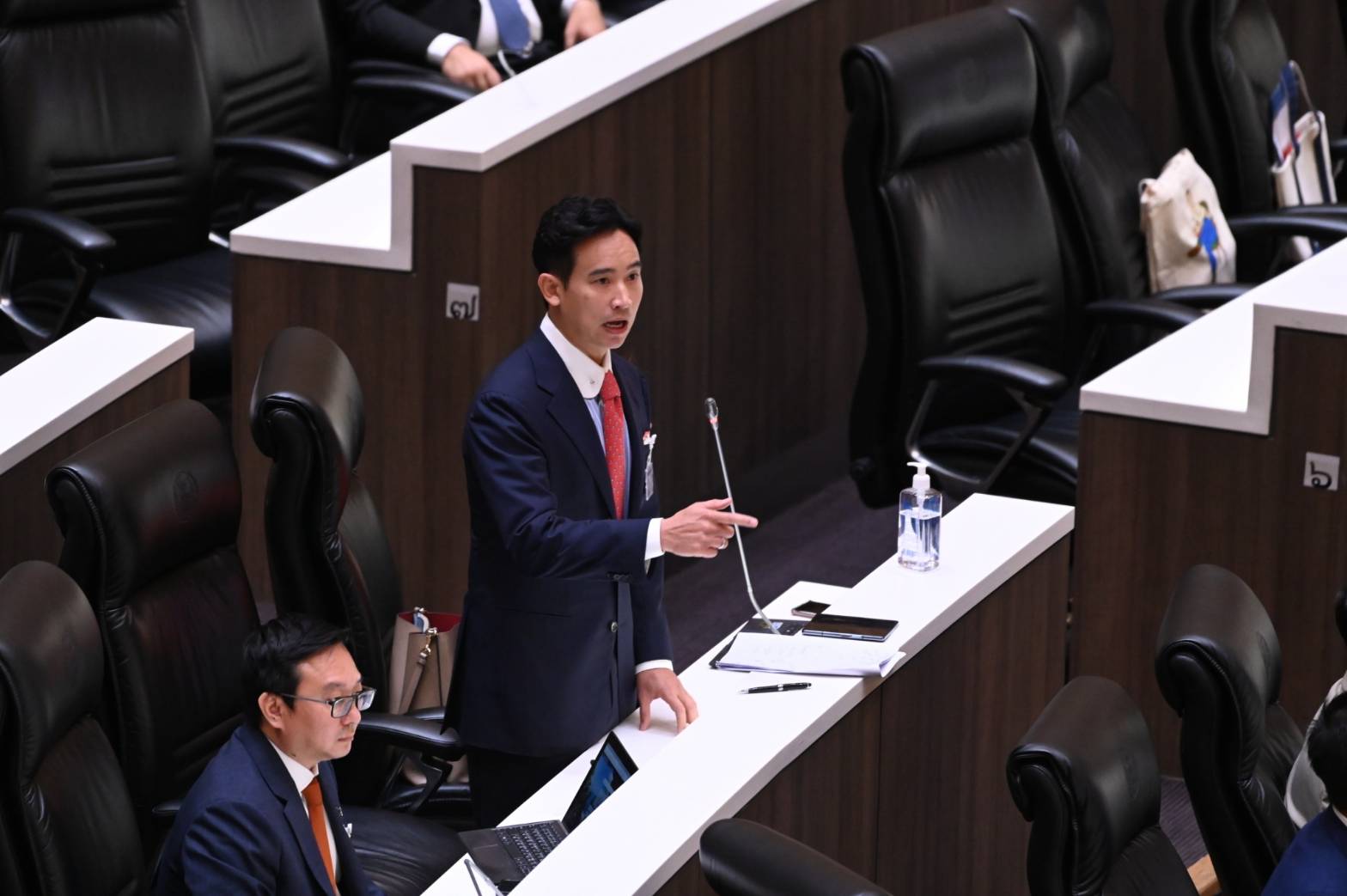 "พิธา" แจง 3 ข้อกล่าวอธิบายขยายความเกินจริง ยันเสนอยกโทษหมิ่นสถาบันเป็นหลักสากล 