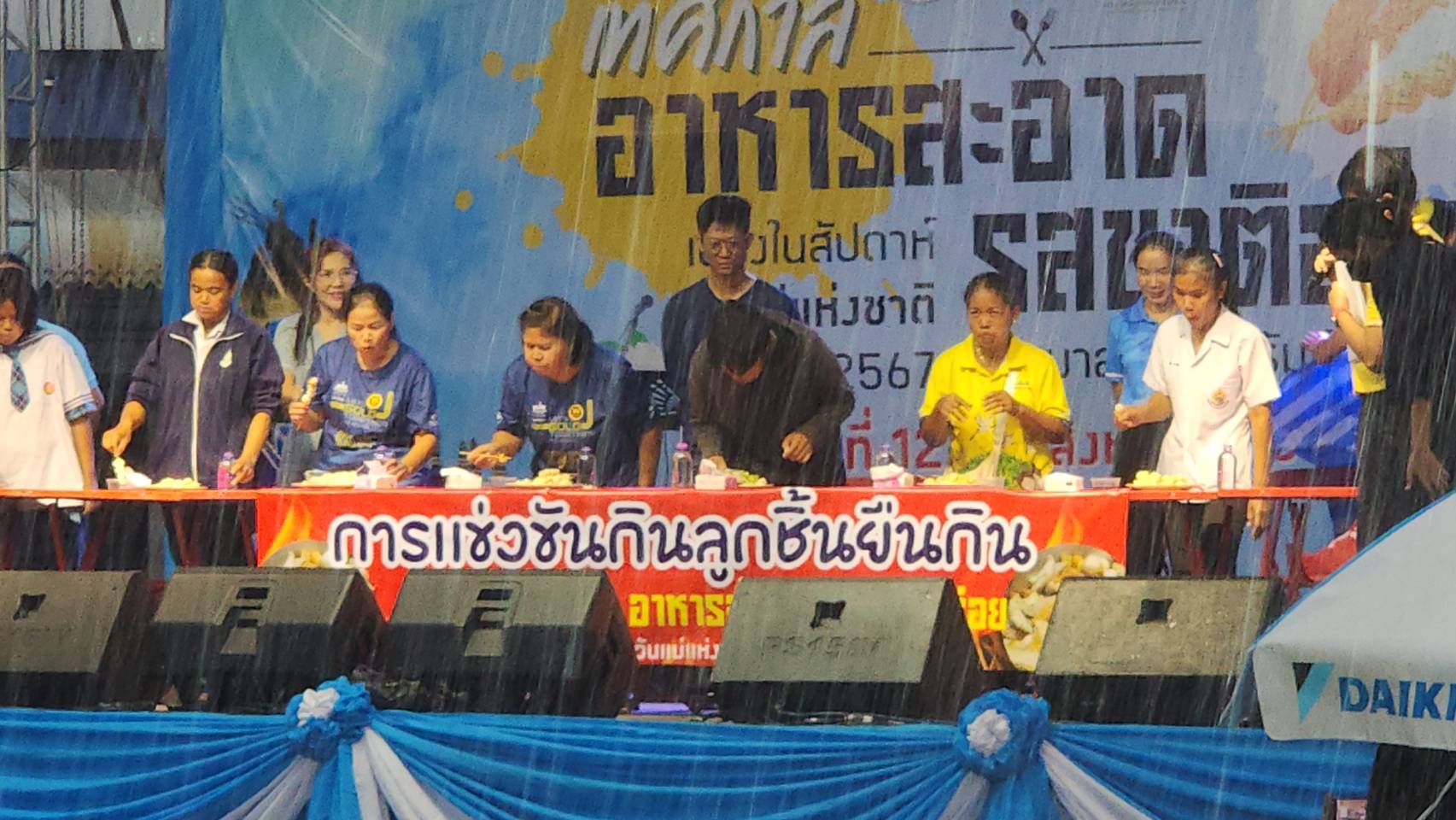 บุรีรัมย์แข่งขันกินเร็วลูกชิ้นยืนกินในงานมหกรรมอาหารสะอาดรสชาติอร่อยเทิดพระเกียรติสมเด็จพระพันปีหลวง  