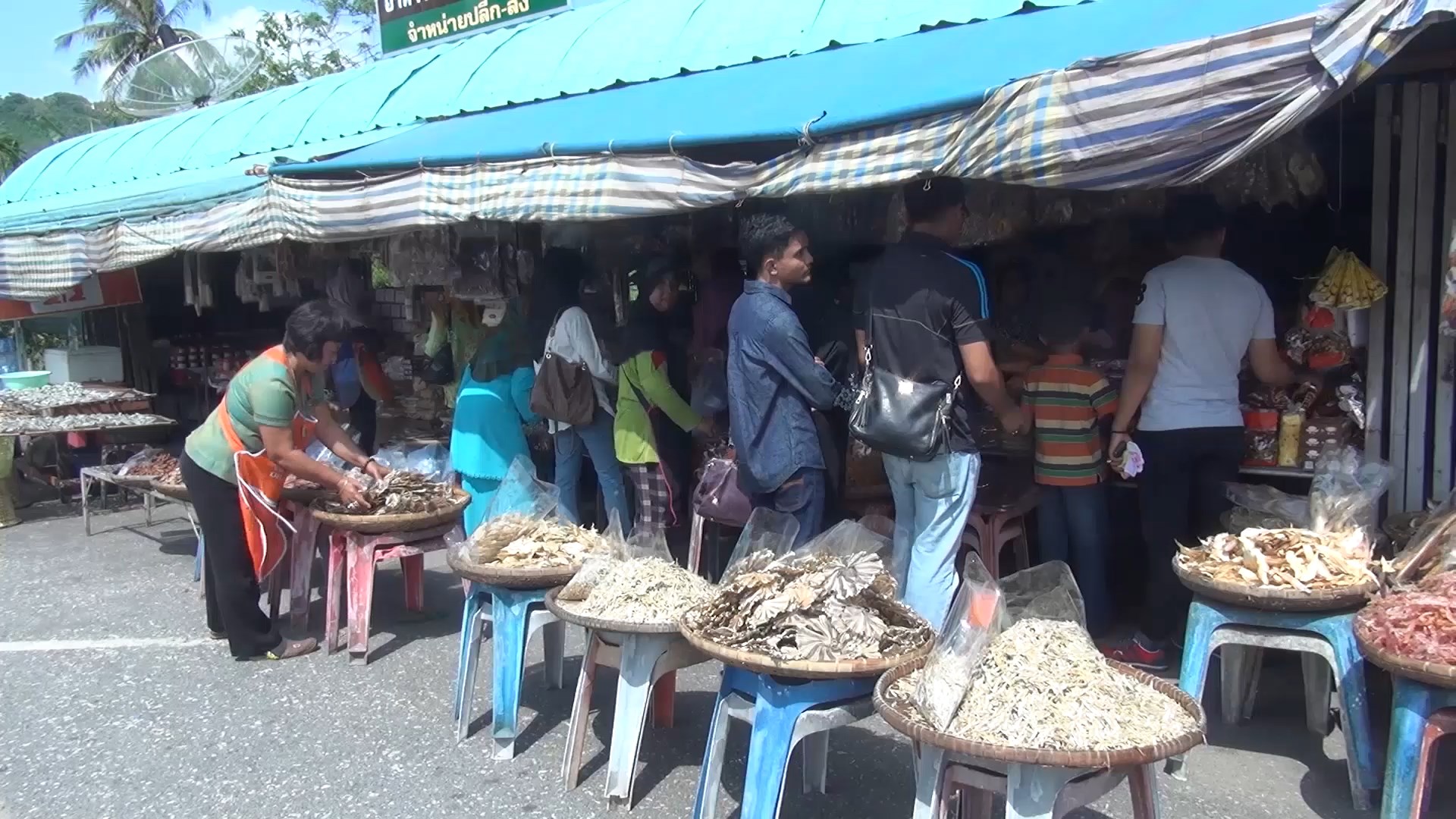 วันหยุดสุดสัปดาห์ตลาดเกาะยอคึกคัก