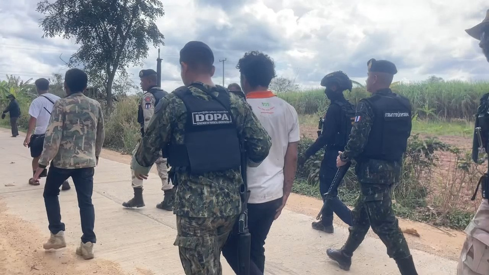 "สุรินทร์" แตกตื่น! ล้อมจับชายต้องสงสัยเป็น "สายลับเขมร" สุดท้ายแค่คนเมาตกใจ ชรบ.ถือปืนเข้าใกล้เลยวิ่งหนี