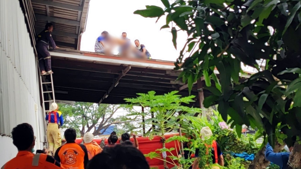 หนุ่มพม่าคลั่งปีนหลังคาโชว์รูมรถ กู้ภัยใช้เวลากว่า5 ชั่วโมงนำตัวลงมาได้