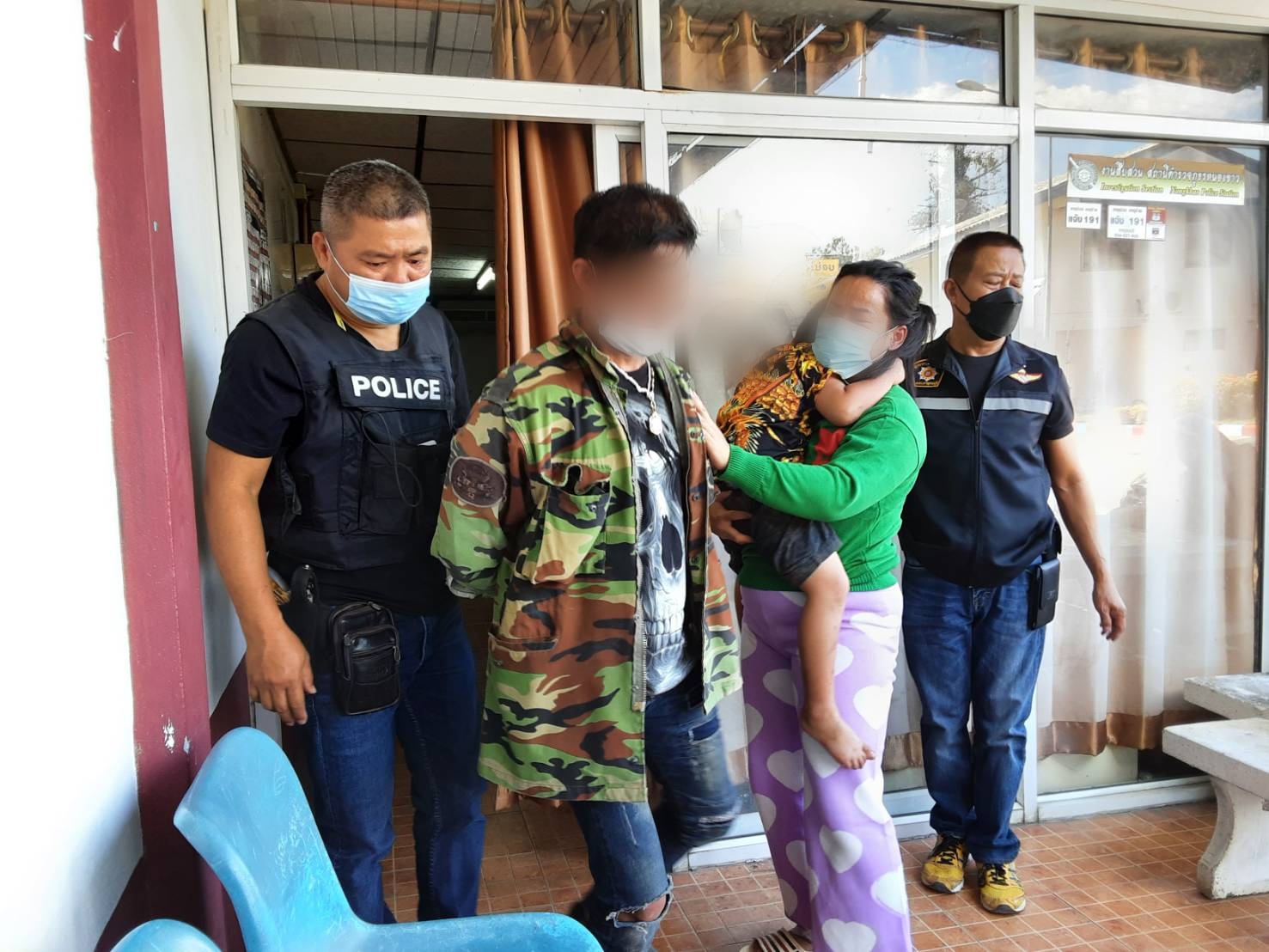 ตำรวจ สภ.หนองข่าว กาญจน์ จับทันควัน หนุ่มเจ้าของฟาร์มแพะ ฉุนขาด น้ำมันราดจุดไฟเผารถเผาบ้าน ก่อนจะชักปืนยิงหนุ่มช่างเชื่อมอาการปางตาย 