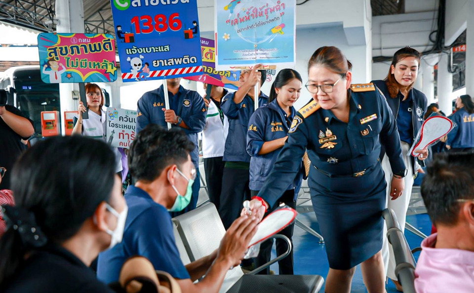 ป.ป.ส. ตรวจเข้มพนักงานขับรถโดยสารหมอชิต ช่วงสงกรานต์ รณรงค์ “ปลอดภัย ไร้ยาเสพติด”