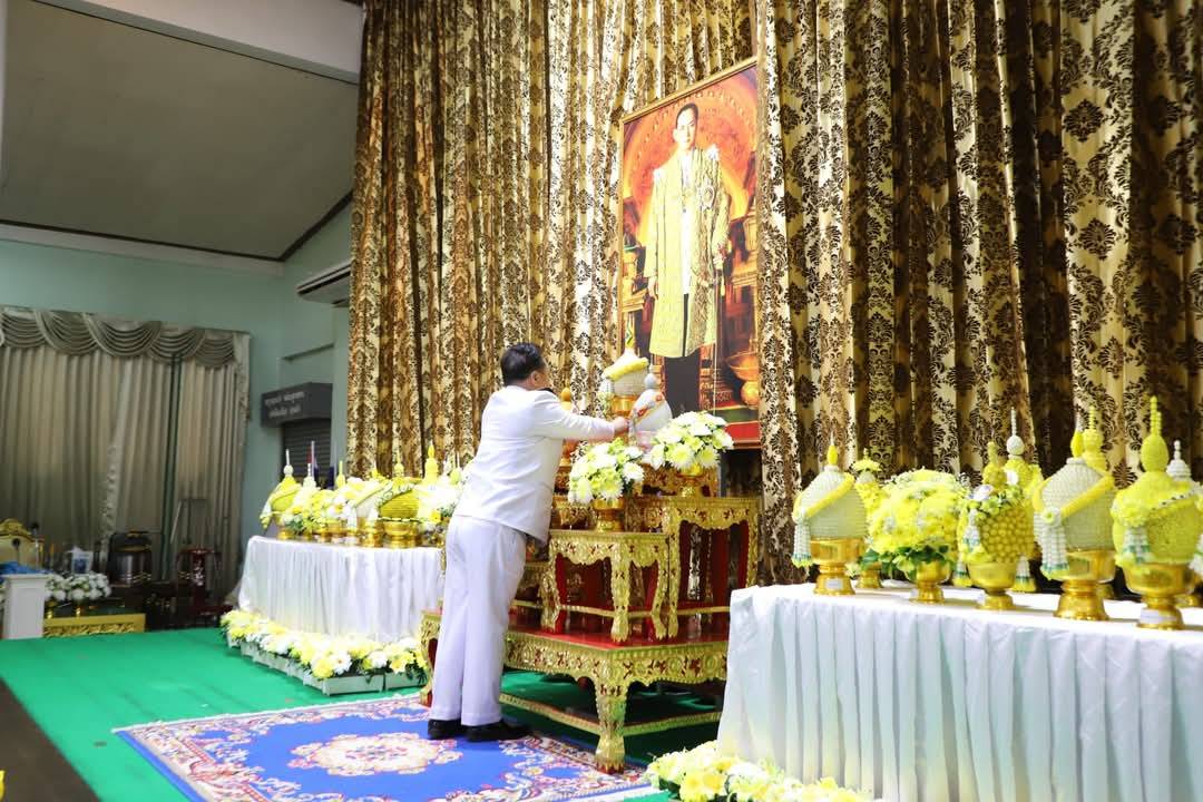 จังหวัดอ่างทอง จัดพิธีวางพานพุ่มดอกไม้ถวายราชสักการะ น้อมรำลึกในพระมหากรุณาธิคุณในกลวงร.9
