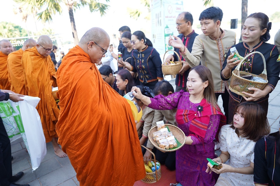 ศน.ชวนศานิกชนพร้อมใจนุ่งผ้าไทยถิ่นใส่บาตร
