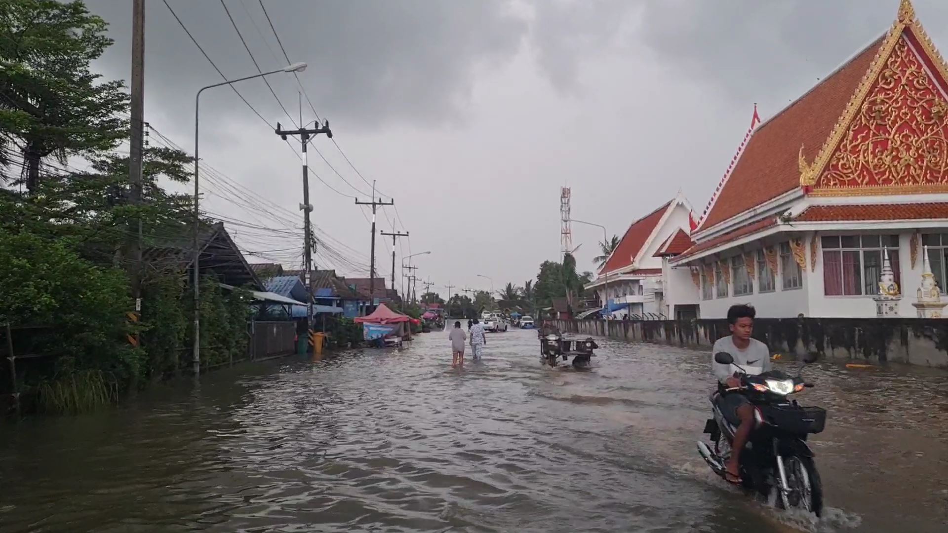 'นครศรีธรรมราช'ฝนตกต่อเนื่องพื้นที่เสี่ยงเตรียมรับมือน้ำหลาก น้ำทะเลหนุนท่วมหลายชุมชน