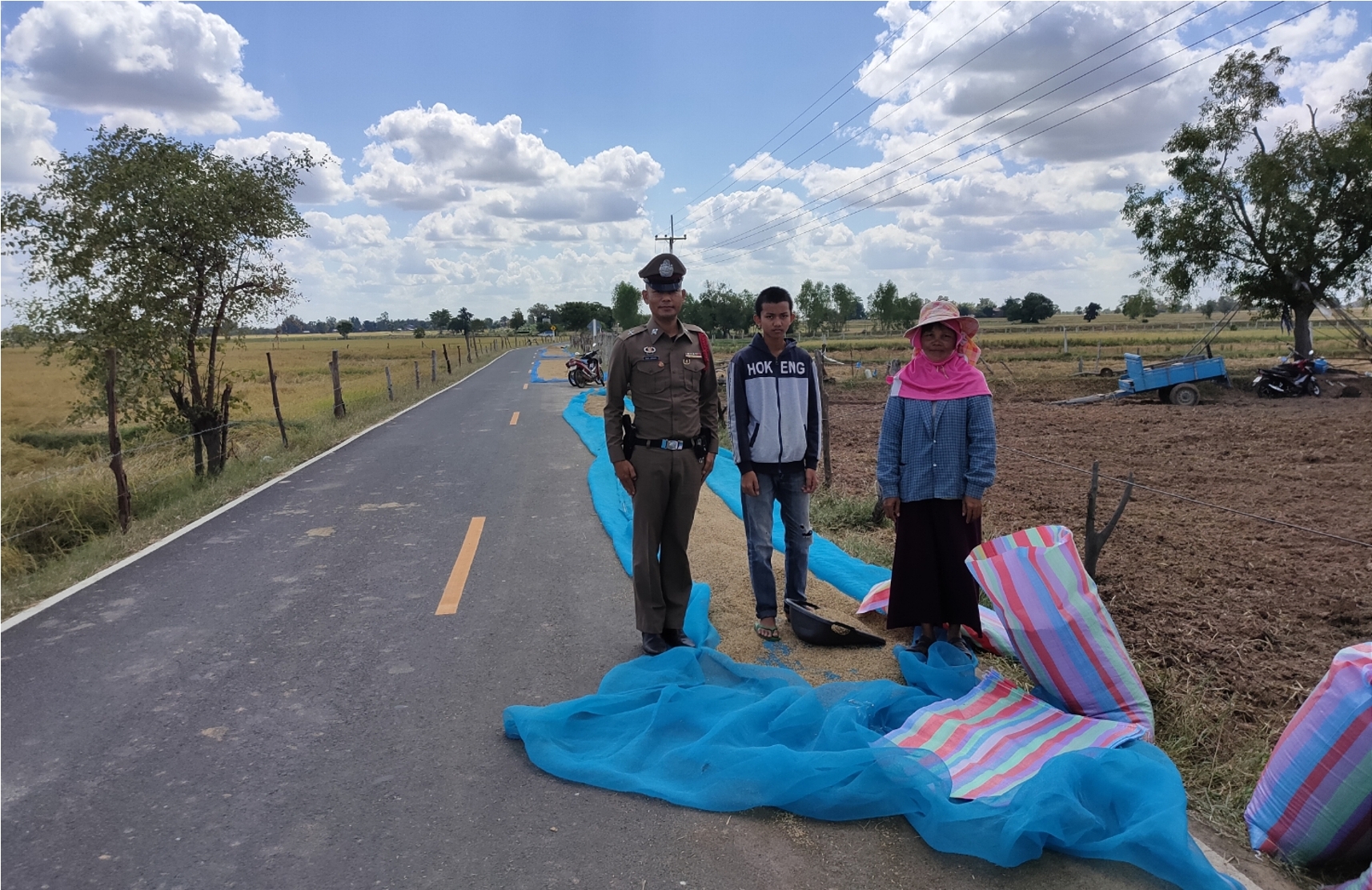 "ตร.กระสัง" จัดกำลังเข้ม ปชส.ตากข้าวบนถนน-ป้องกันโจรลักขโมยข้าวเปลือกชาวนา