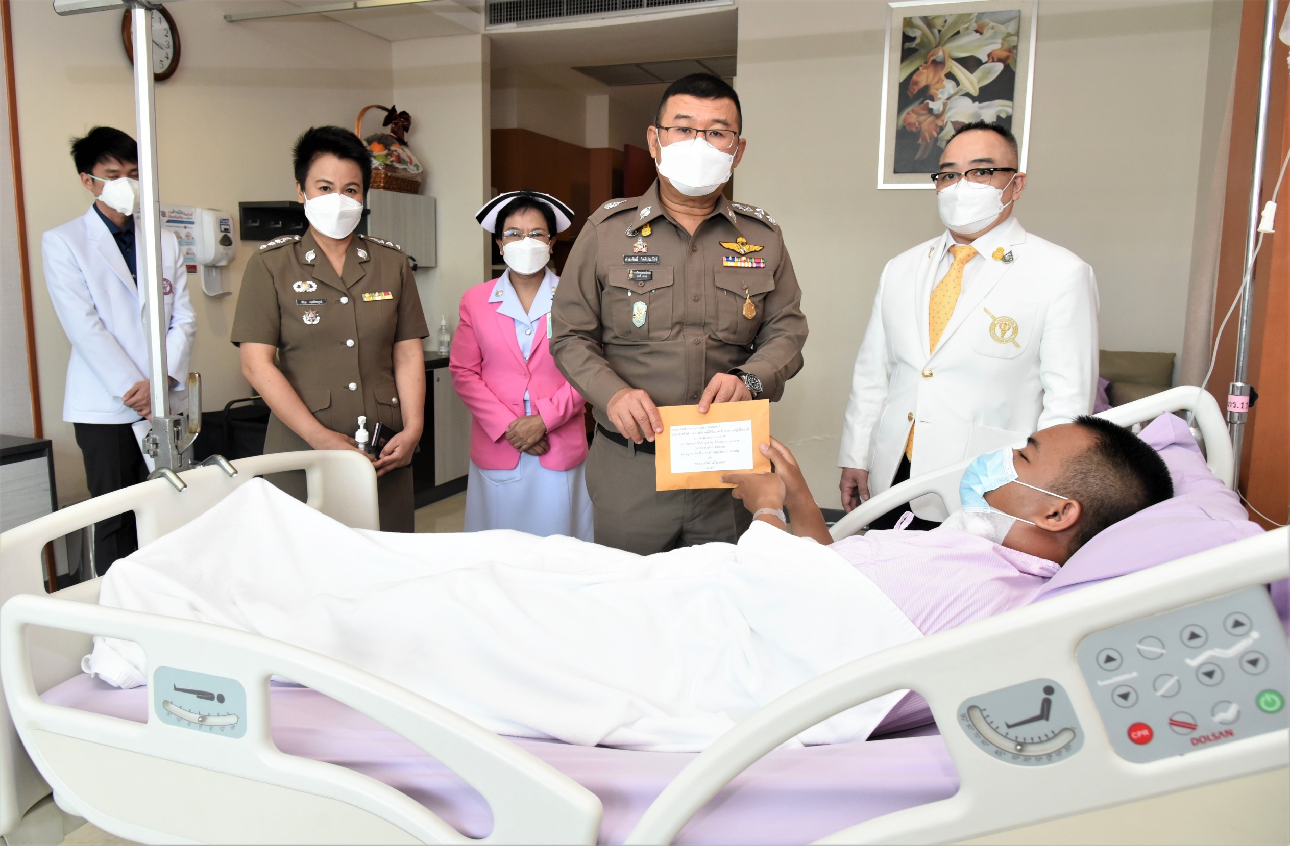 บิ๊กเด่น ควง รองโฆษก ตร.เยี่ยมตำรวจบาดเจ็บจากการชุมนุม