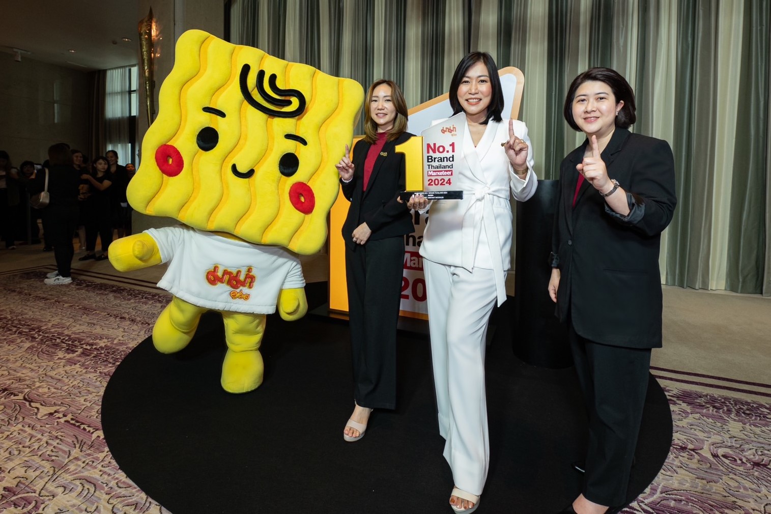 ตอกย้ำผู้นำแบรนด์บะหมี่กึ่งสำเร็จรูปที่ 1 ในใจคนไทย  “มาม่า” คว้ารางวัล No.1 Brand 13 ปีต่อเนื่อง