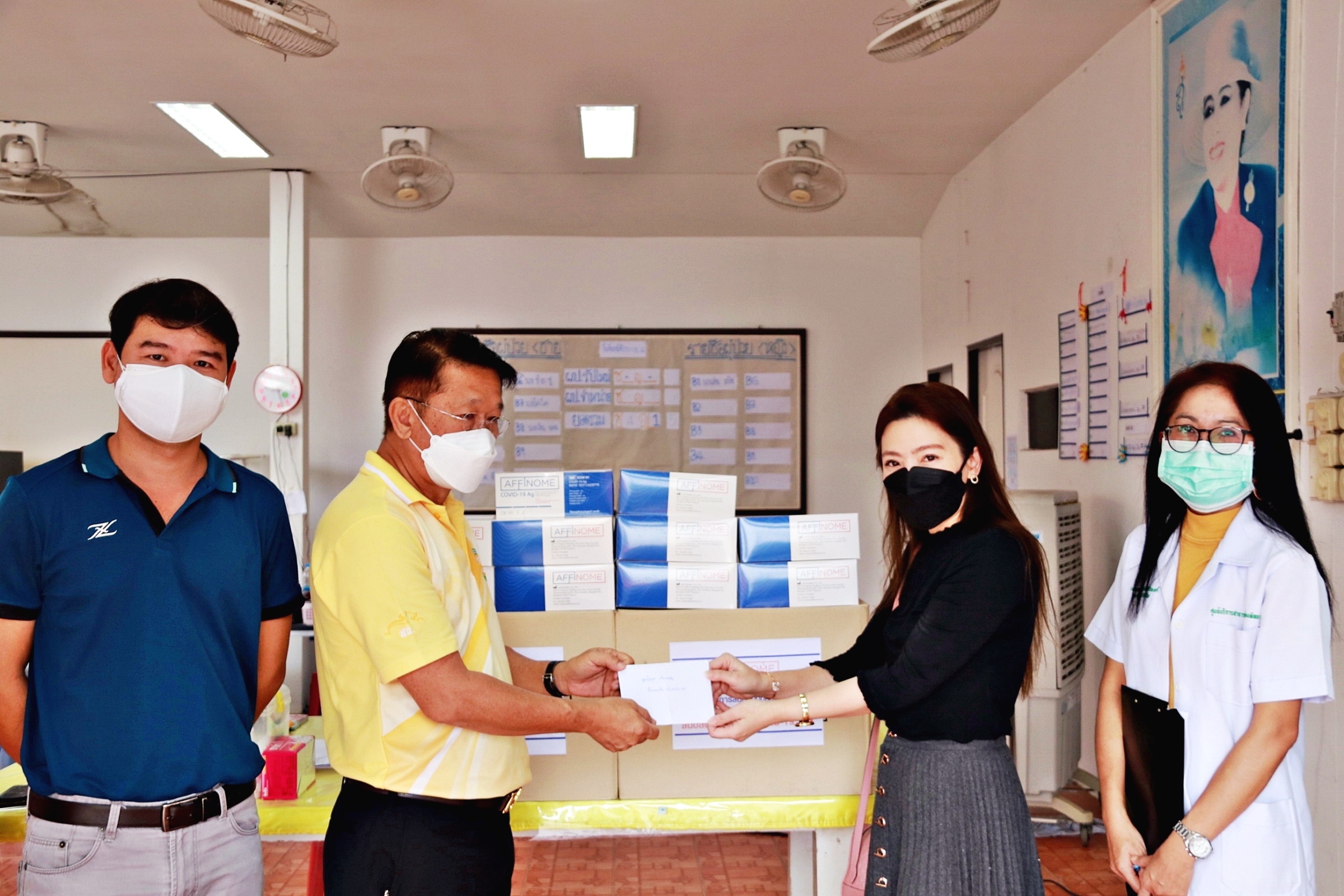 ผู้ใจบุญร่วมสู้โควิด มอบเงินน้ำดื่ม ชุดตรวจ สนับสนุน ศูนย์พักคอยเทศบาลเมืองสัตหีบ 