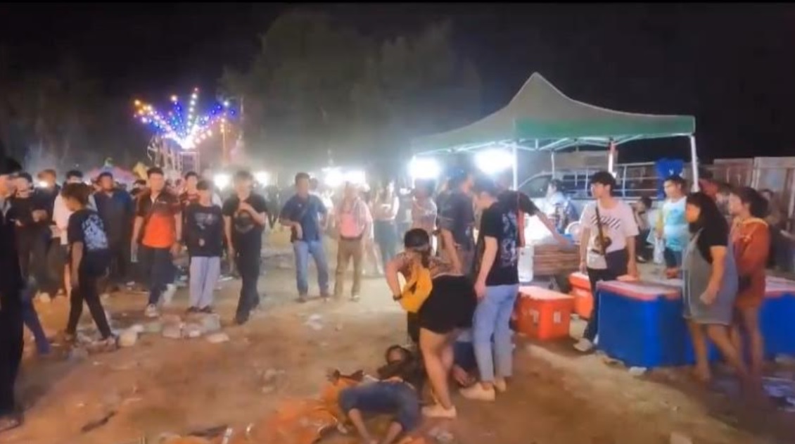 สุดเถื่อน!!โจ๋นาแก 20 รุมหนึ่งเตะก้านคอสลบหน้าเวทีหมอลำในงานบุญประจำปี