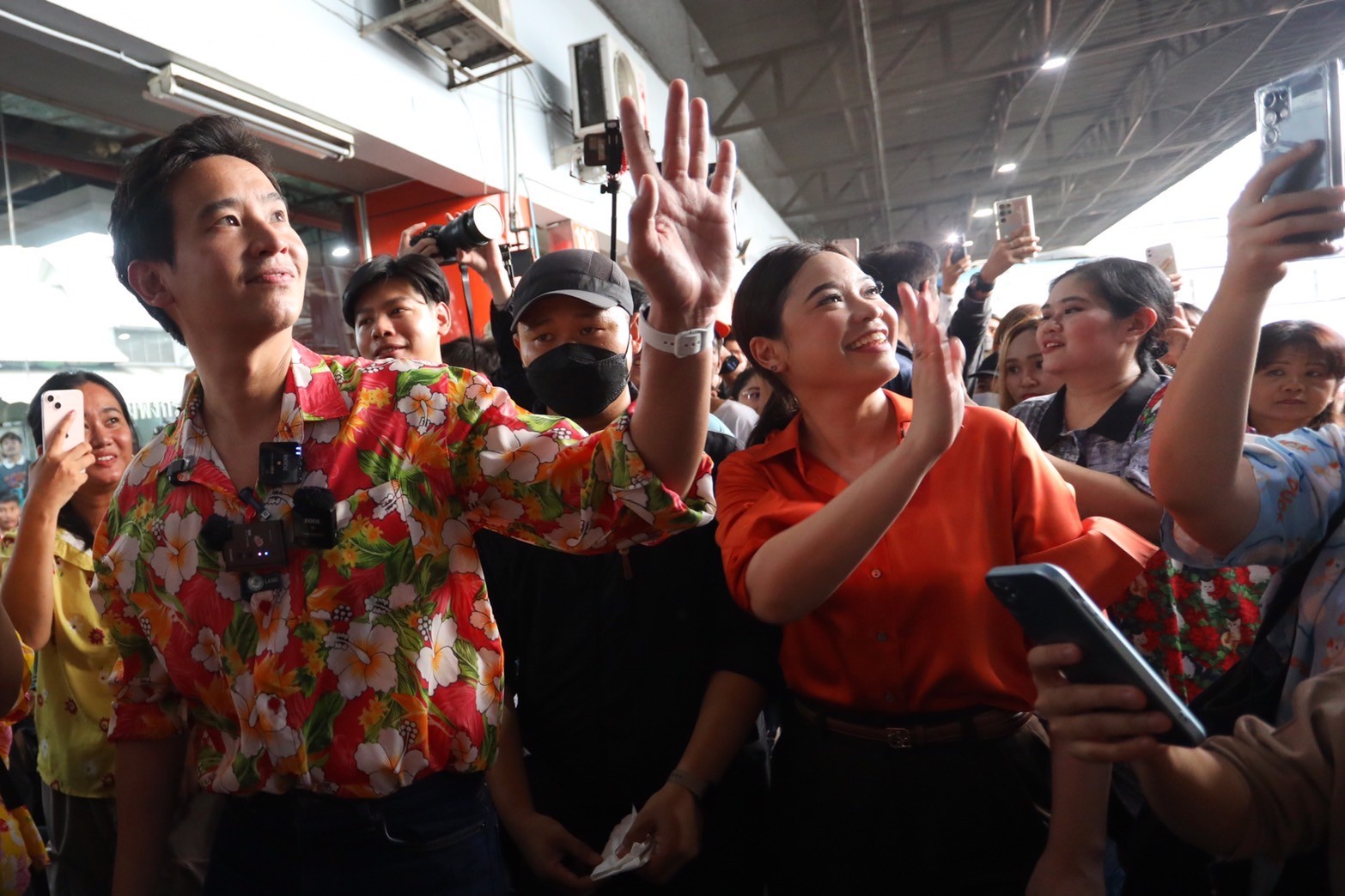 ‘พิธา-สส.กทม.ก้าวไกล’ สำรวจสภาพหมอชิต2-ร่วมส่ง ปชช.กลับบ้าน ยัน ไม่ใช่การวัดพลังกับ ’เศรษฐา‘ 
