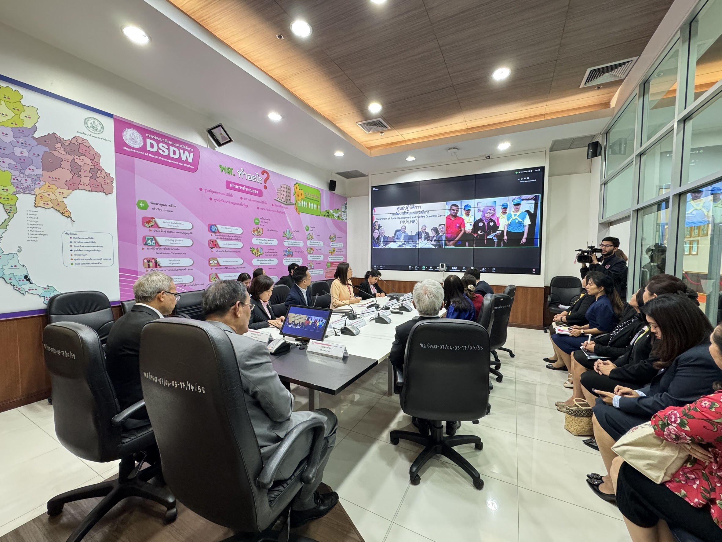 “วราวุธ” สั่ง พม. เปิดวอร์รูม ศบปภ. คอลด่วน เร่งขับเคลื่อนช่วยกลุ่มเปราะบาง น้ำท่วมหนักภาคใต้