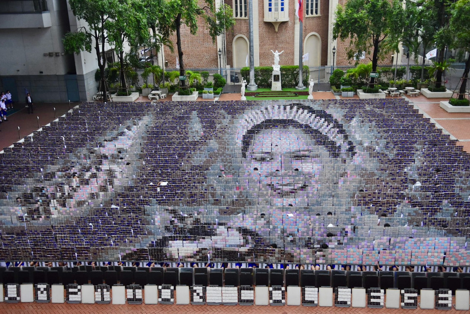 อัสสัมชัญรวมใจ 1,250 คน แปรอักษรถวายความอาลัย แด่สมเด็จพระนางเจ้าสิริกิติ์ พระบรมราชชนนีพันปีหลวง