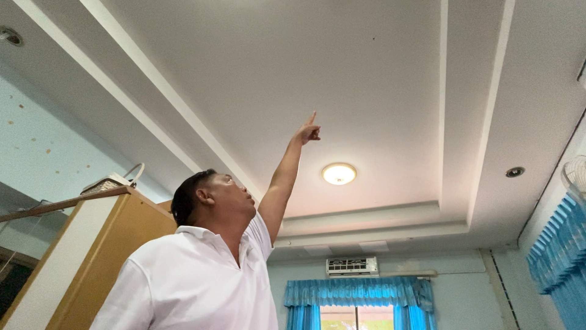 สงกรานต์ขอนแก่นสุดเสียว!  กระสุนปืนทะลุหลังคาเฉียดเตียงนอนเพียง 2 เมตรคาดวัยรุ่นในหมู่บ้านยิงปืนขึ้นฟ้าฉลองปีใหม่ไทย 