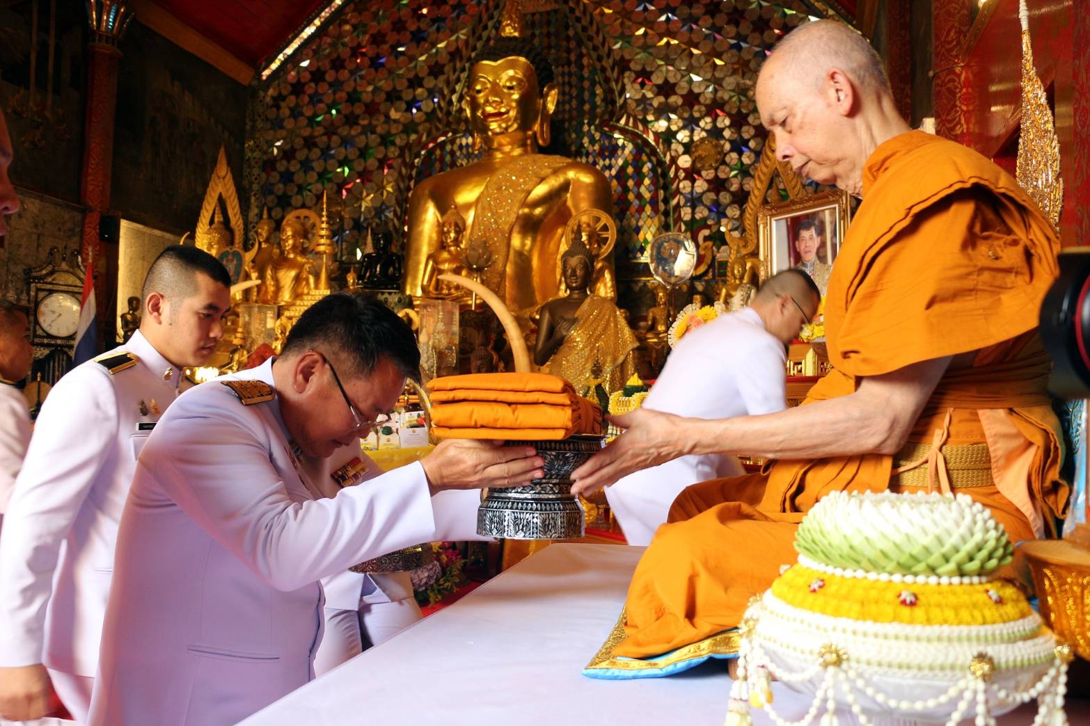 พระราชทานผ้าไตร-น้ำสรง แด่เจ้าอาวาสวัดพระธาตุดอยสุเทพ ในโอกาสอายุวัฒนมงคล 76 ปี