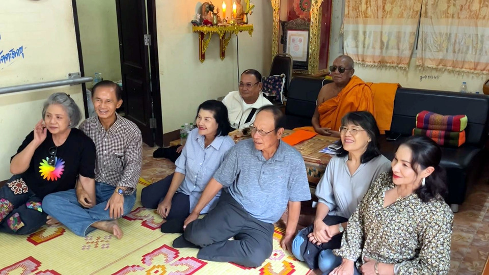 คนเชียงใหม่เดินทางกว่า 700 กม. ถวายกำลังใจเจ้าอาวาสวัดป่าอดุลยาราม ฝากถึง “ป้าดา” หยุดเถอะ