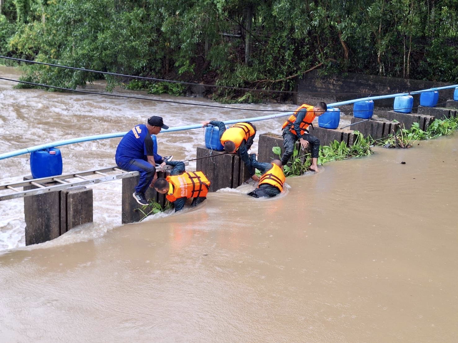 จันทบุรี ฝนตกหนัก น้ำป่าจากเทือกเขาสระบาป หลากท่วมสวนผลไม้ บ้านเรือนกว่า 200 หลัง 
