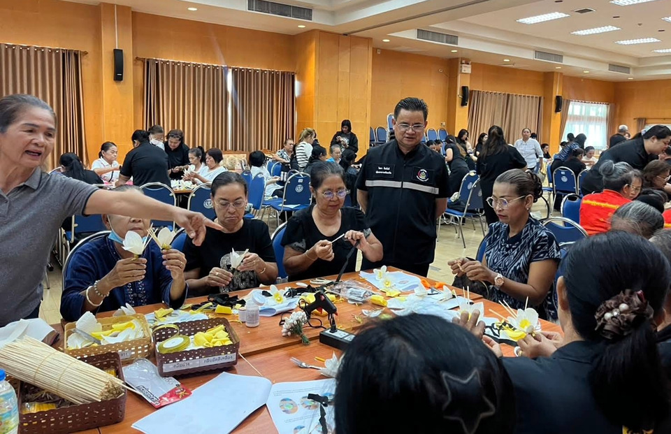 พช.อ่างทอง เปิดอบรมทำดอกไม้จันทน์ “แคทลียา ควีนสิริกิตติ์” ตั้งเป้า 7 หมื่นดอก