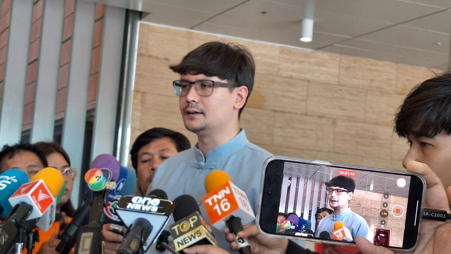 "โรม" ซัด "กกต." รวบรัดตัดตอนส่ง "ศาล รธน." ไม่เปิดโอกาส "ก้าวไกล" ชี้แจง ซัดยุบพรรคทำประเทศล้าหลัง ทำลายฝ่ายค้าน 