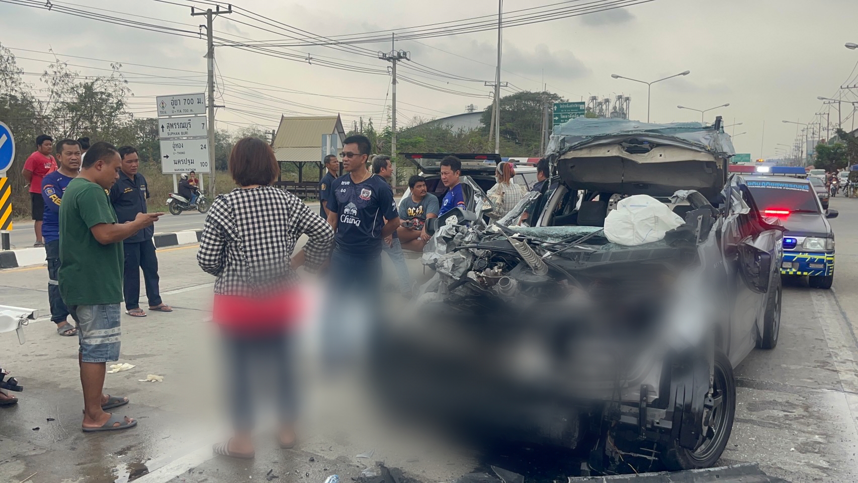 หนุ่มใหญ่ขับกระบะแต่งซิ่งกลับจากทำบุญชนท้ายรถบรรทุกดับ  
