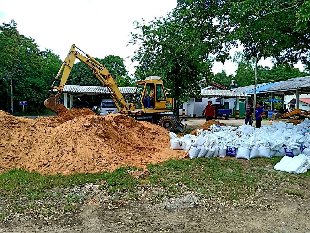 ชาวอำเภอเสลภูมิ อุ่นใจ สนง.ชลประทานที่ 6 นำกระสอบทรายเตรียมรับมืออุทกภัยพื้นที่เสื่ยงในลุ่มน้ำยัง  