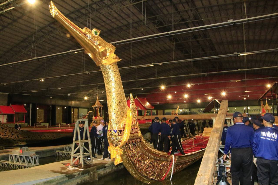 กองทัพเรืออัญเชิญ “เรือพระที่นั่งสุพรรณหงส์” ลงน้ำ เตรียมพร้อมฝึกซ้อมขบวนเรือพระราชพิธี