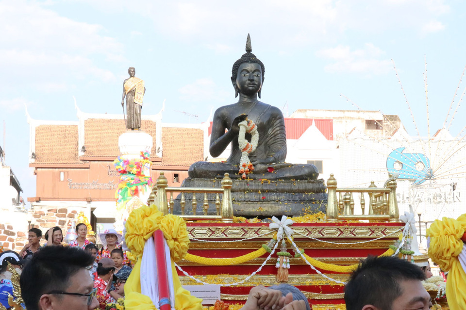 โคราชจัดใหญ่! “สุวัจน์” นำแห่พระคันธารราษฎร์ลอดประตูชุมพล พ่นน้ำมนต์สู้วิกฤตเศรษฐกิจ