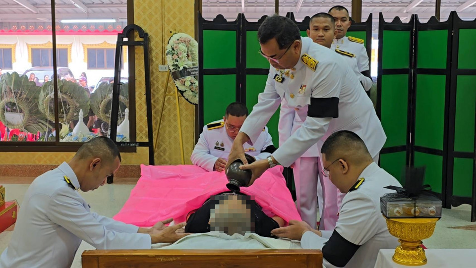 “ในหลวง-พระราชินี” พระราชทานน้ำหลวงอาบศพ "น้องกะเพรา" วัย 12 ปี ทรงรับไว้ในพระบรมราชานุเคราะห์