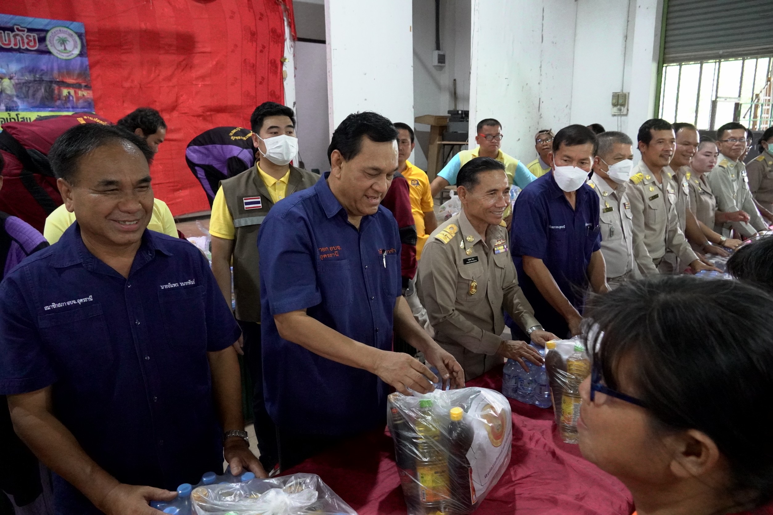 นายก อบจ.อุดรธานี มอบถุงยังชีพ 150 ถุง ช่วยผู้ประสบเหตุวาตภัย ต.บ้านหยวก อ.น้ำโสม