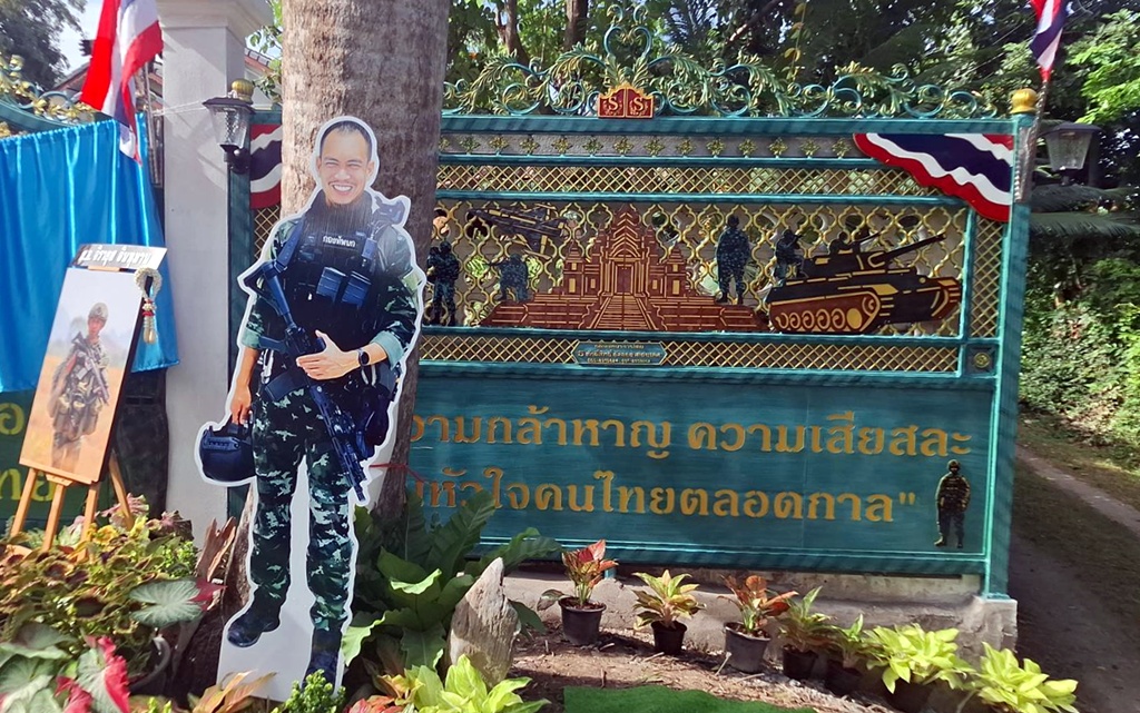 มอบประตูรั้ว “บ้านทหารกล้าสิงห์บุรี” ลวดลายปราสาท-ทหาร-ธงชาติ-กริพเพน เชิดชู “พ.ต.จิรายุส อินทุมาน”