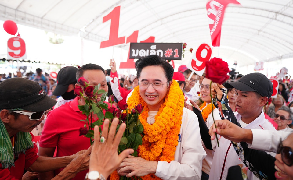 ‘ยศชนัน’ นำทีมฉะเชิงเทราสักการะ ‘หลวงพ่อโสธร’ เอาฤกษ์เอาชัยรับพวงมาลัยของดีแปดริ้วล้นคอ