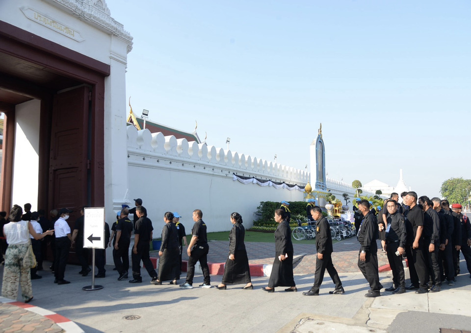 “พสกนิกร”ทั่วทุกสารทิศ หลั่งไหลเดินทางเข้ากราบถวายบังคมพระบรมศพ “พระพันปีหลวง” เกือบ 2 แสนคน แจ้ง 5 ธ.ค.ปิดจุดคัดกรองเวลา 13.00น.