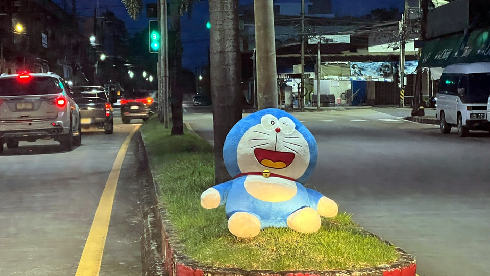 ไวรัลทั้งตราด! "โดราเอมอน" นั่งพิงเสาไฟแดง คนแห่ดูนับหมื่น สุดท้ายรู้ที่มา "ถูกทิ้งข้างถังขยะ"