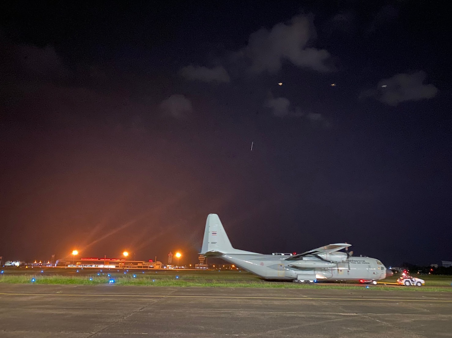 ทอ.เคลื่อนย้าย C130 พ้นรันเวย์ สนามบินอุบลฯเรียบร้อยแล้ว 