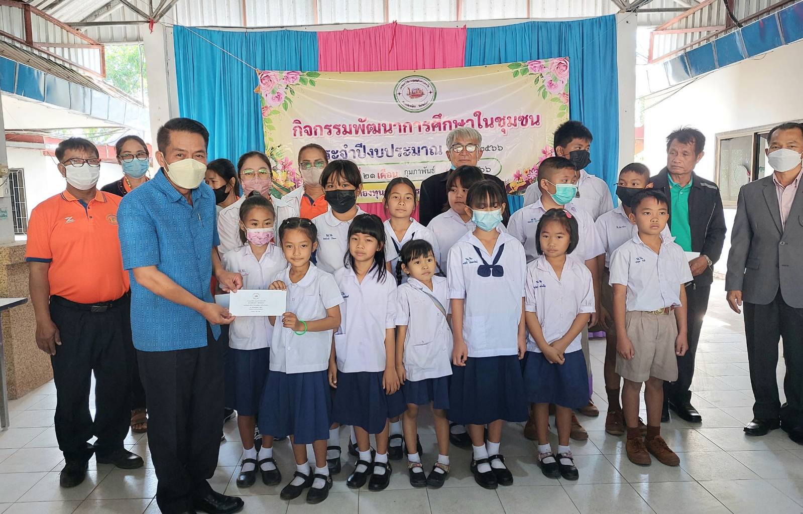 อบต.หนองเรือมอบเงินกองทุนสวัสดิการชุมชนให้โรงเรียนและนักเรียนเพื่อการศึกษา 